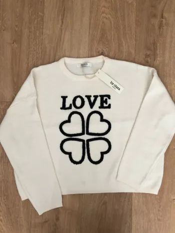 Pull beige logo coeur noir brodé