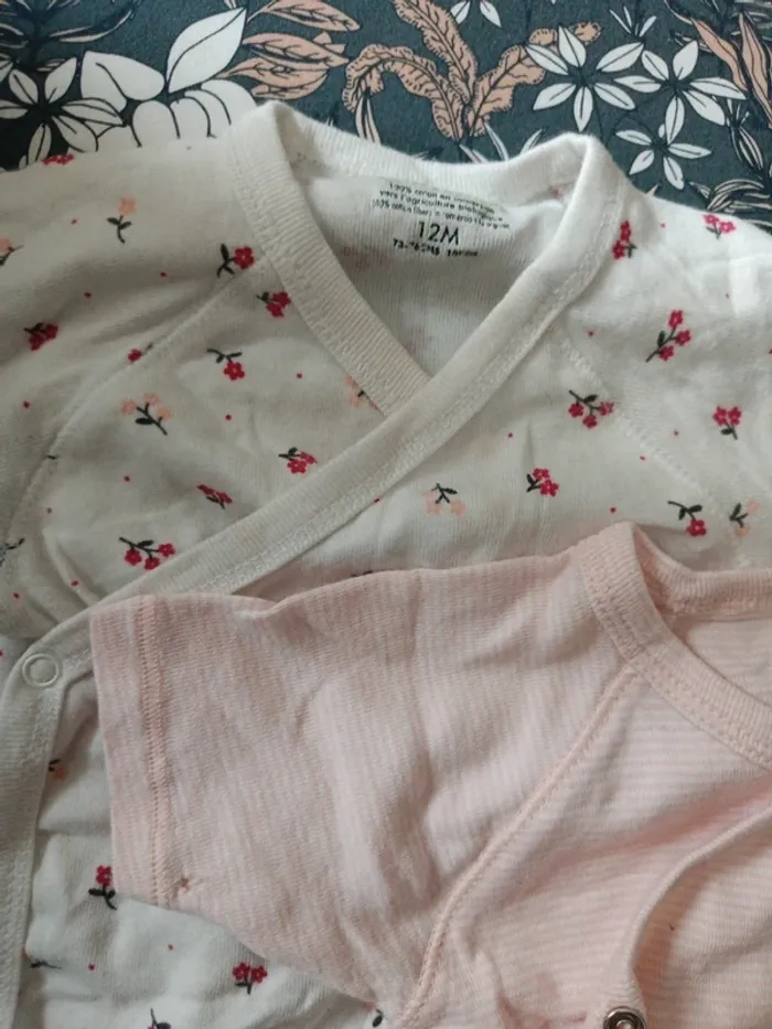 Lot de 2 bodies Kiabi fleurs rouges et rayé rose et blanc 12mois - photo numéro 2