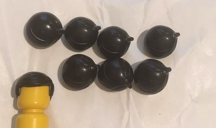 Lot de 4 perruques noires (cheveux) lego (uniquement les cheveux)