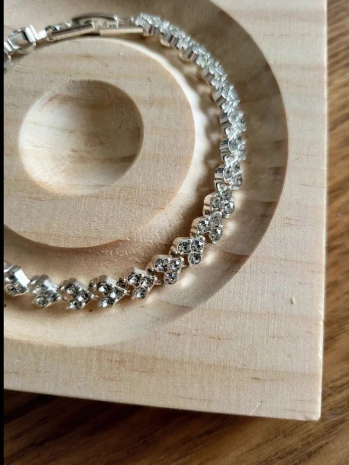 Bracelet fleurs strass argenté – bijou fantaisie élégant femme – chaîne fine brillante chic soirée - photo numéro 4