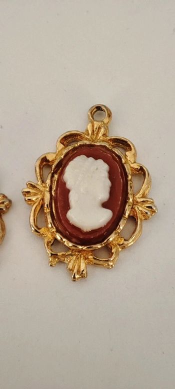 2 pendentifs camée