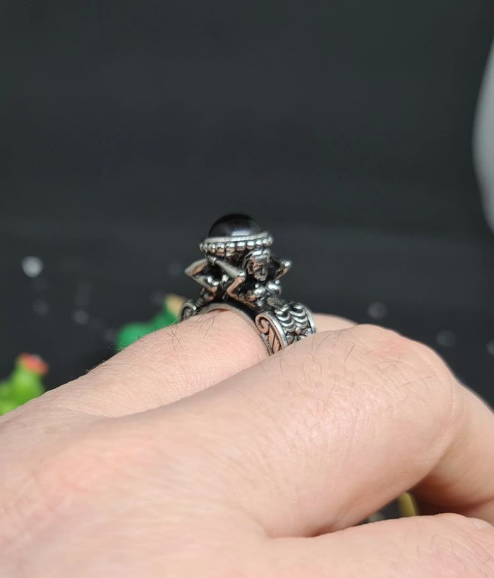Bague fantaisie argentée avec pierre rouge portée par un homme et une femme - photo numéro 2