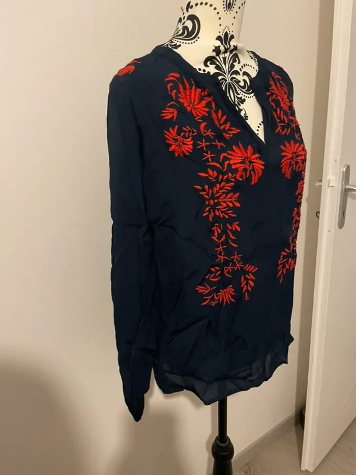 Haut blouse Caroll brodé - Bleu marine et rouge - Taille 36 🌸 - photo numéro 4