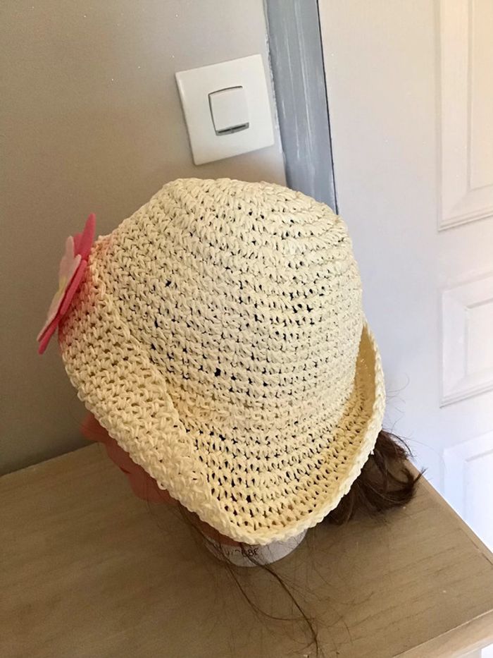 Très beau chapeau 5-8 ans de coloris crème avec fleur rose sur le devant de taille 54 - photo numéro 3