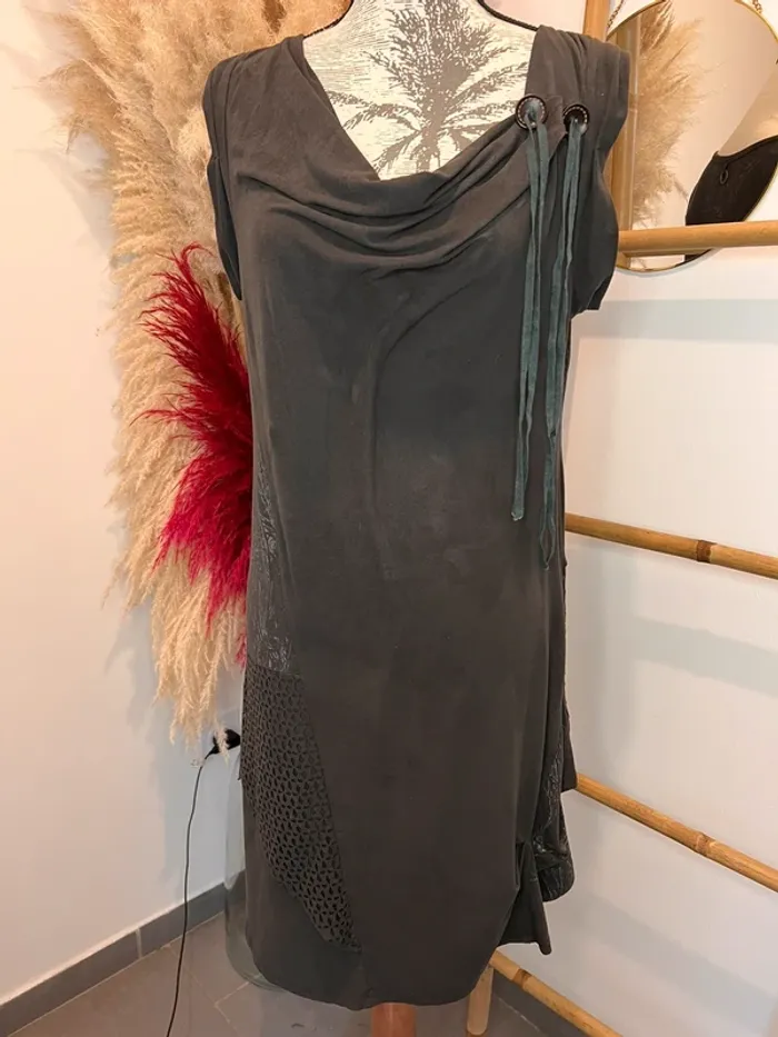 Robe grise suédine
