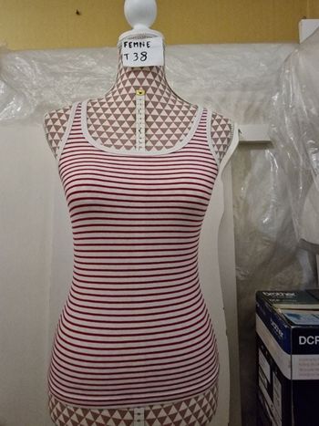 Débardeur, blanc à rayures rouges, en coton& elasthanne, en très très bon état, longueur 53cm, marqu