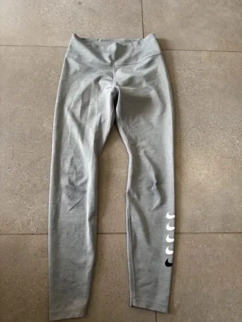 Legging Nike, taille S, bon état mais usures aux genoux