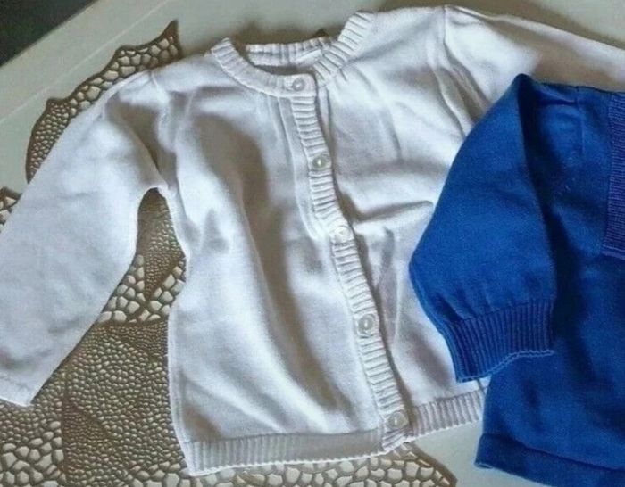 Lot de 3 T-shirts filles + 2 gilets taille 6 Mois. - photo numéro 4