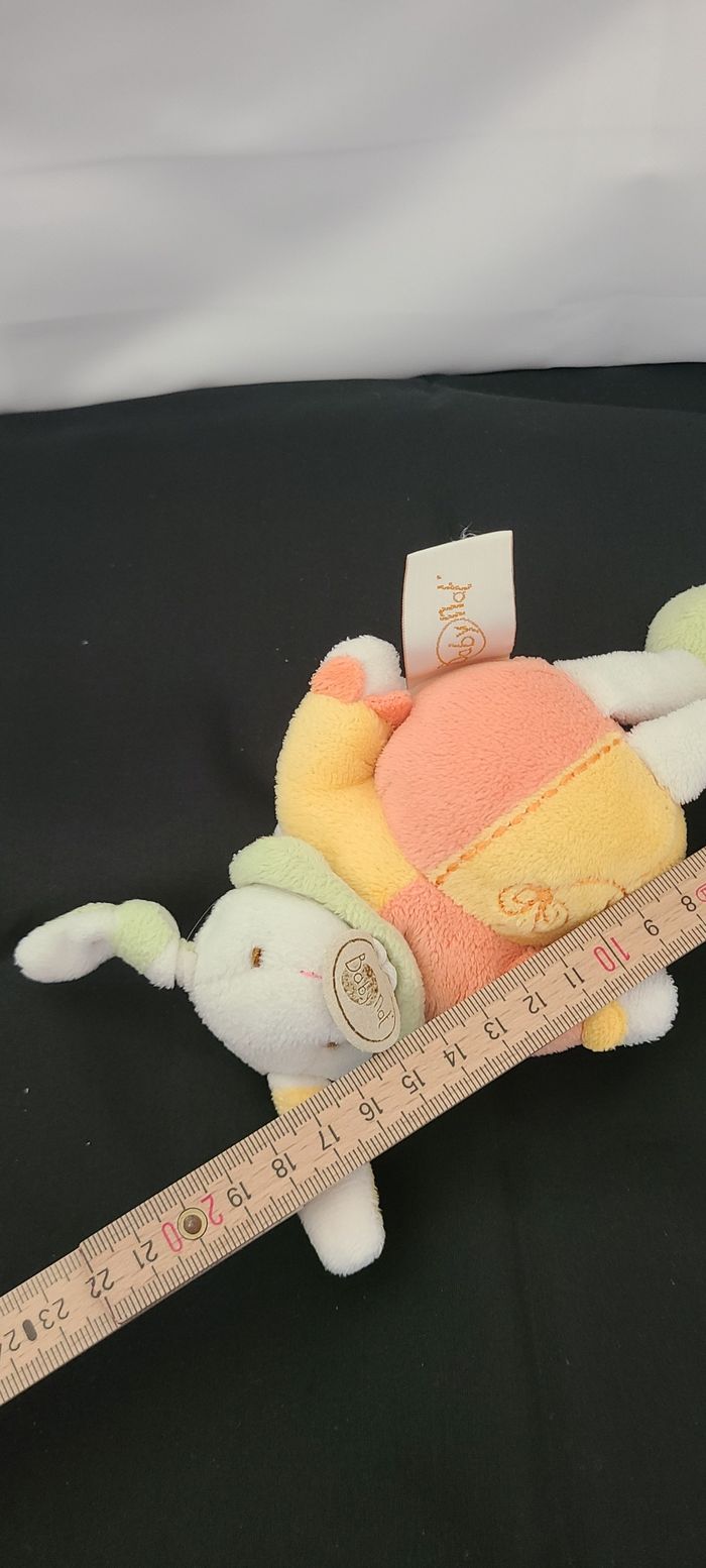 Peluche doudou lapin blanc BABY NAT' jaune vert orange fleur grelot 17 cm - photo numéro 4