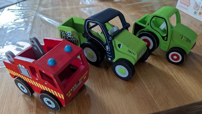 Lot de 3 véhicules en bois