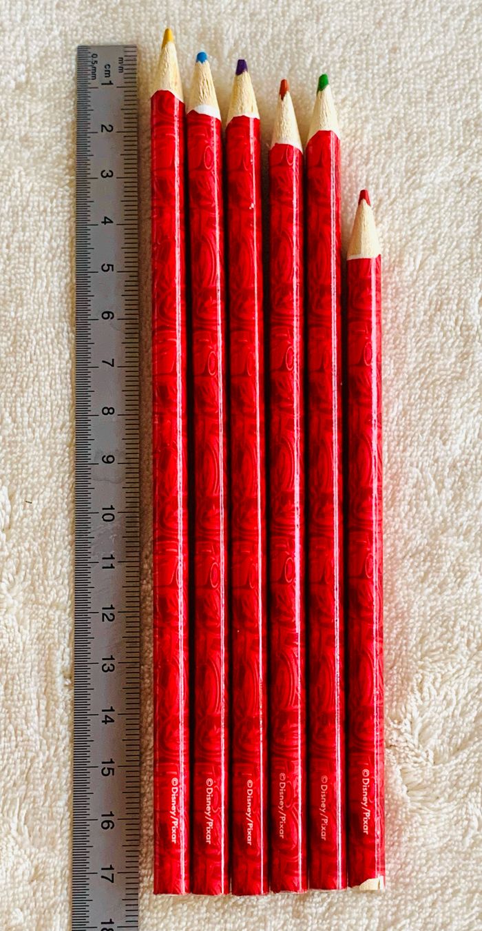 Lot 12 crayons de couleur triangulaires + 6 crayons Cars Disney - photo numéro 4