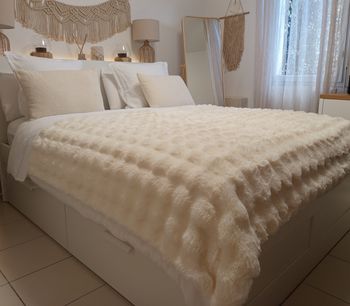 Plaid doux effet fausse fourrure blanc cassé crème 150 x 200 cm neuf