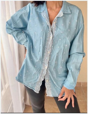 Chemise bleu ciel brodé Nafnaf taille unique très bon état