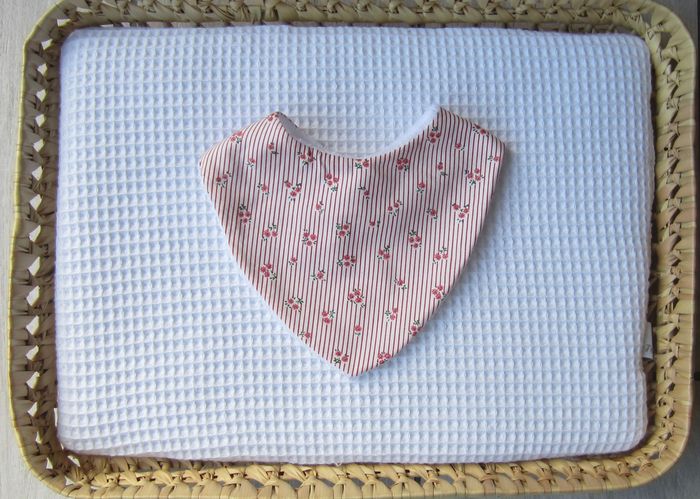 Cadeau naissance : Bavoir Fait Main pour bébé - photo numéro 3