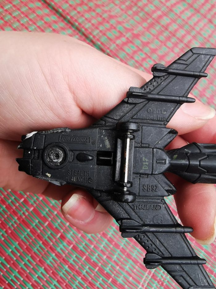 Jouet avion de chasse noir et rouge Mattel 2010 - photo numéro 3