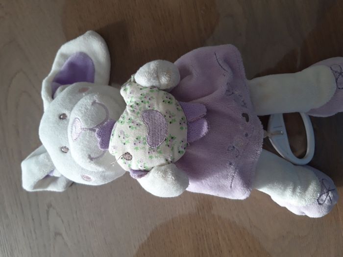 Doudou musical lapin mauve