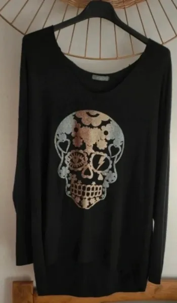 Pull léger femme motif tête de mort très bon état taille M