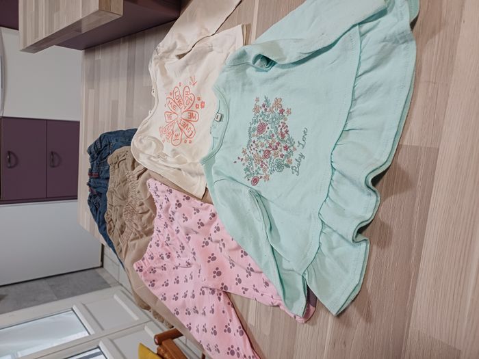 4 pantalons et 2 tuniques filles Taille 12 mois