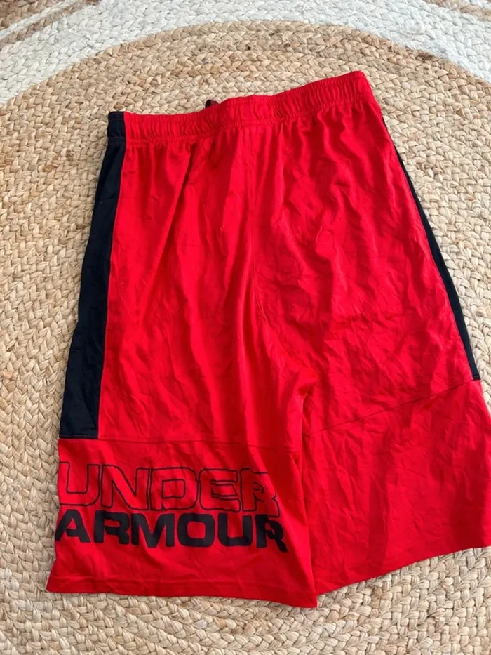 Short Garçon Under Armour Loose Noir & Rouge | Taille 16 ans | Très Bon État | Sport Casual | R23 - photo numéro 2