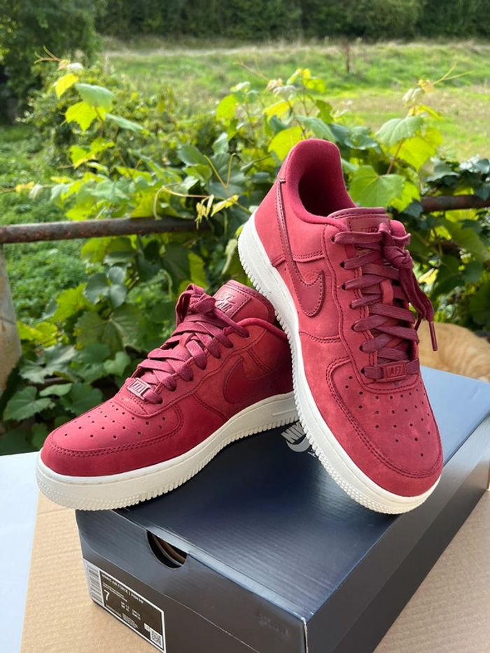 Basket Nike Air Force 1 PRM rouge bordeaux - photo numéro 2