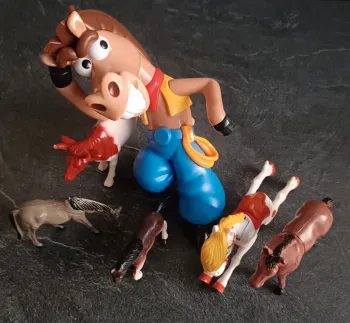 Figurine de chevaux et vache