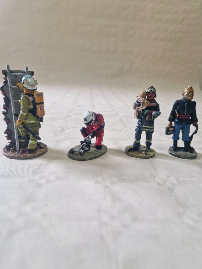 Lot de 7 figurine en plomb  , peinte à la main  , Del prado  , pompier , les héros du feu - photo numéro 3