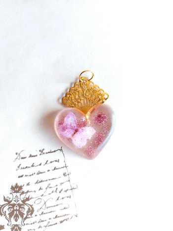 Magnifique pendentif cœur rose en résine