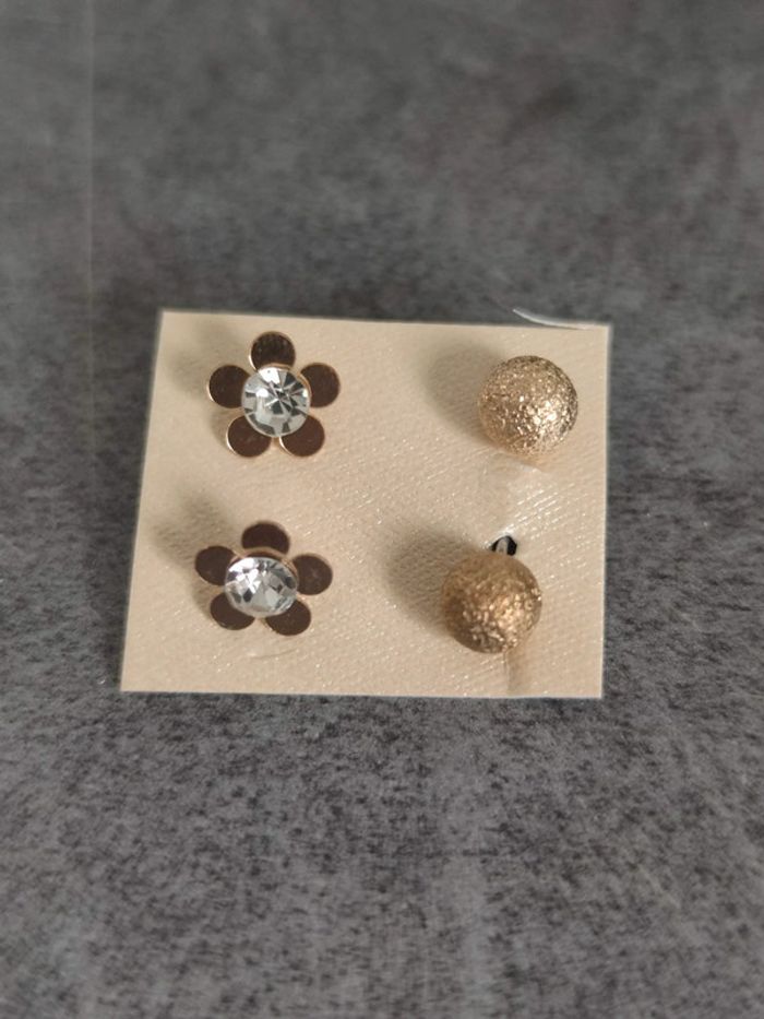 Lot de 2 paires de boucles d'oreilles fantaisie clous métal doré et strass motif fleur et boule