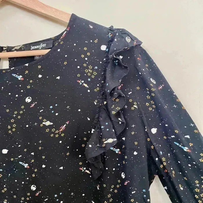 Blouse noire Jennyfer M imprimé espace, fusées & étoiles, manches longues, détail volanté V018 - photo numéro 3