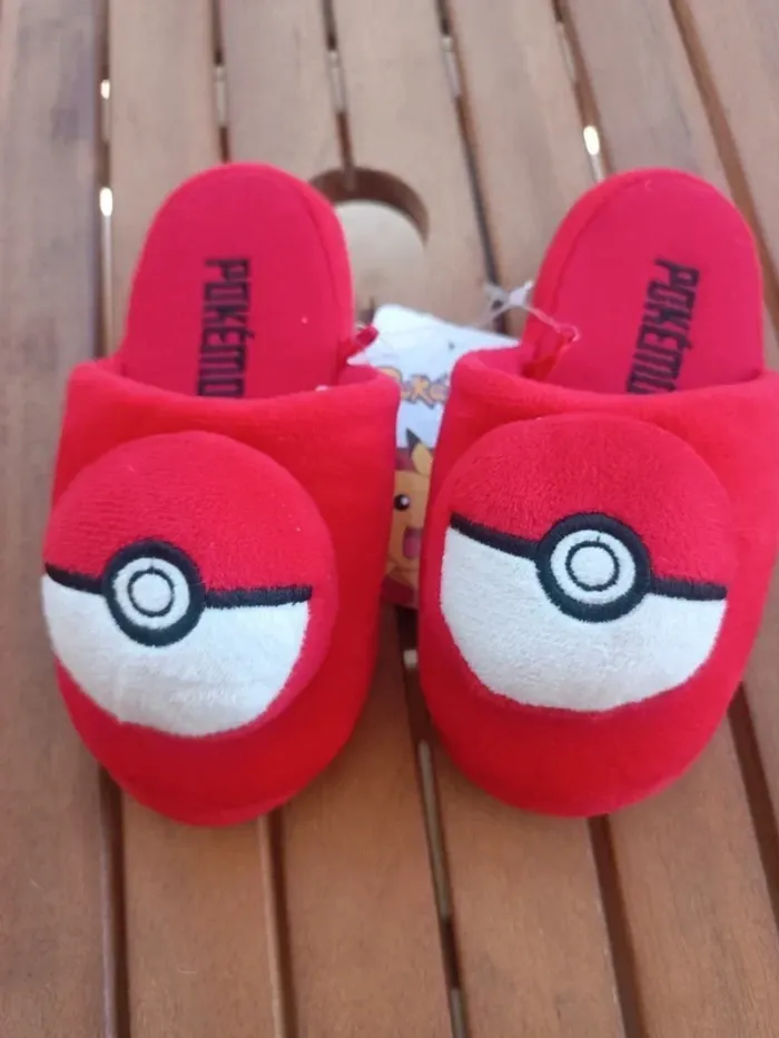 Pantoufles pokémon pointure 29 - photo numéro 2