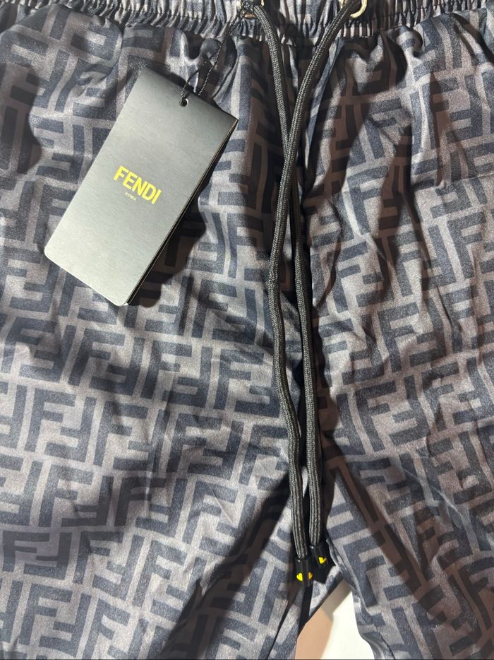 Short fendi neuf avec étiquette - photo numéro 4