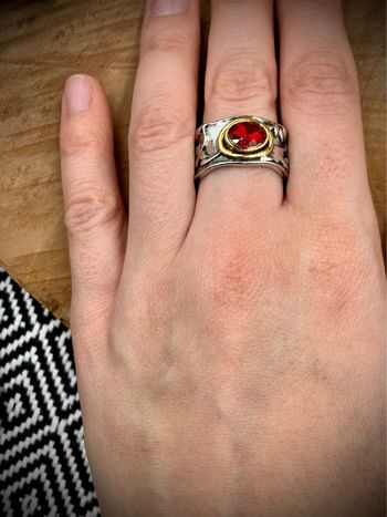 SOLDE -25% Bague en métal argenté et doré avec cabochon facetté rouge