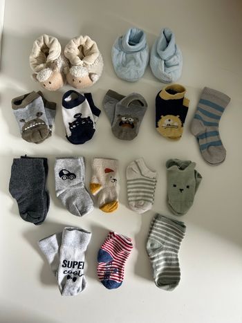 Lot de 13 chaussettes + 2 chausson