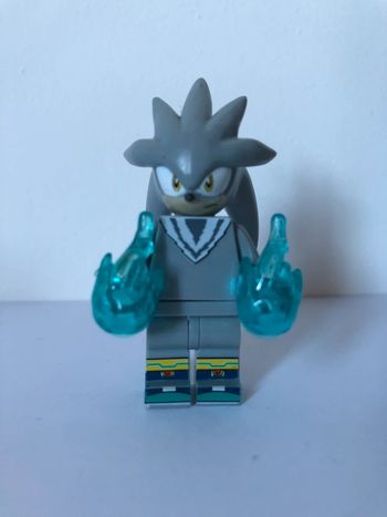 Figurine type lego Sonic. Sonic