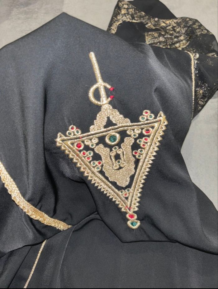 Abaya Noir Élegant avec Broderies Dorées - photo numéro 4