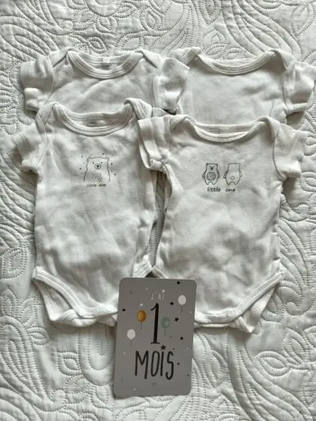 Lot de 4 bodies manches courtes 1 mois