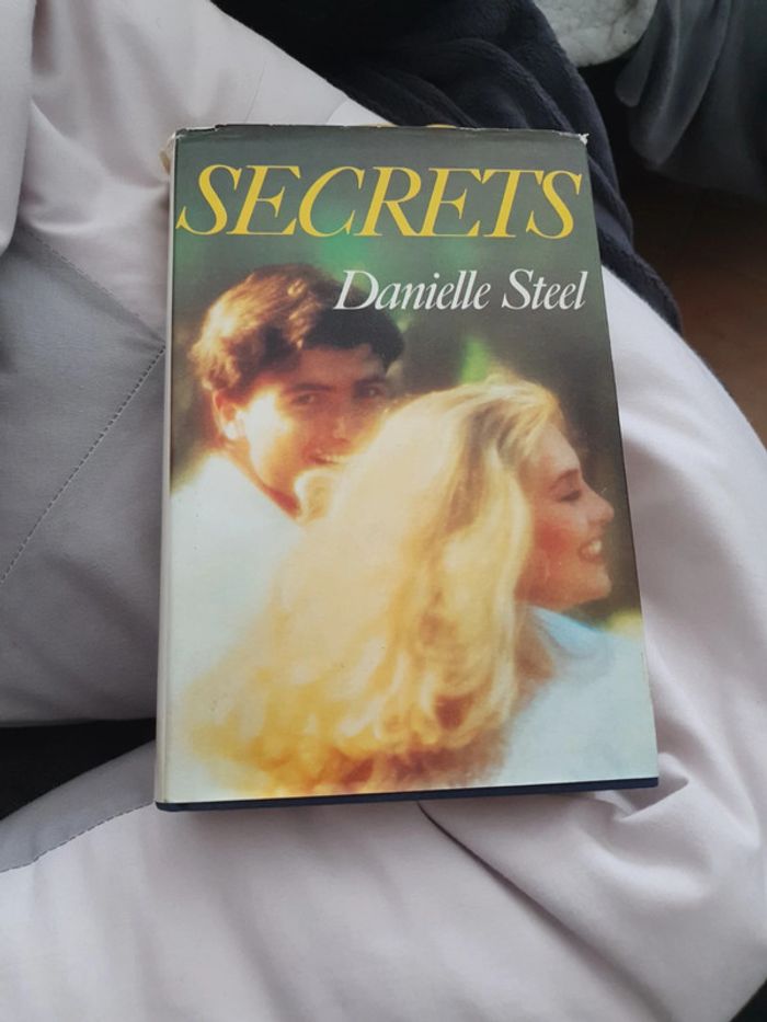 Secrets - Danielle Steel