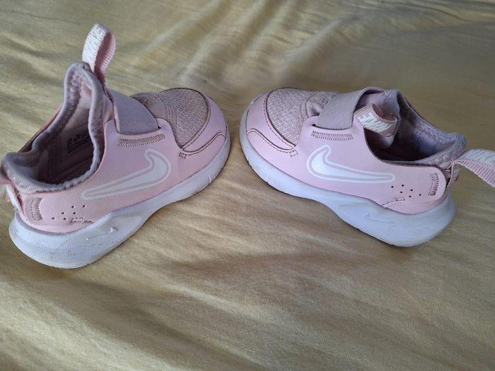 Baskets Nike Taille 21 - photo numéro 1