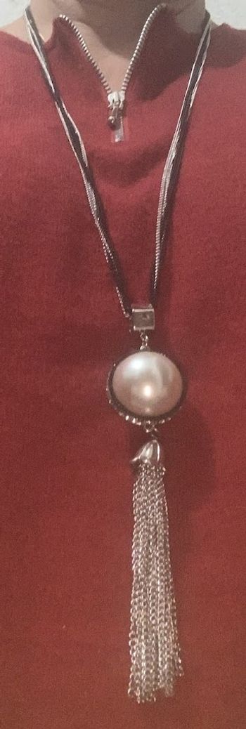 Collier long avec une fausse grosse perle
