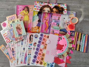 Lot de 4 livres Top Model + crayons , brosse + cadeaux , très bon état