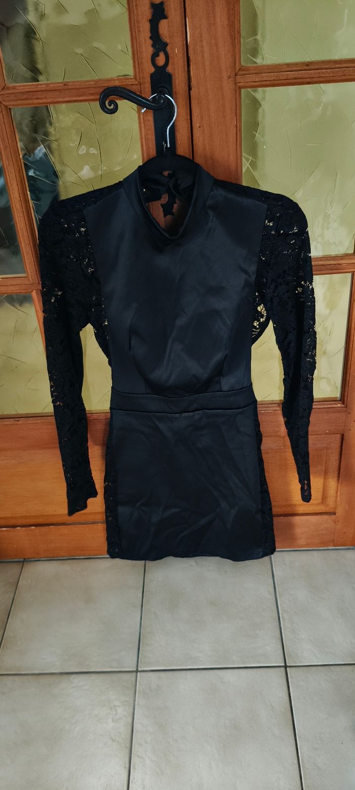 robe noire Glamour | Dos-nu & Manches dentelle - photo numéro 4