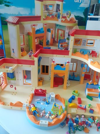 Garderie playmobil 5567  avec petite crèche5570 et salle de sport 6386