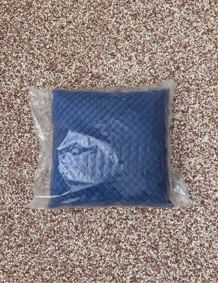 Coussin bleu foncé 45x45 neuf avec étiquette