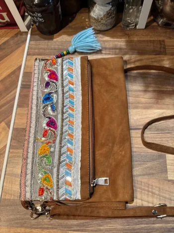 Sac pochette bandoulière broderies sequins zip daim