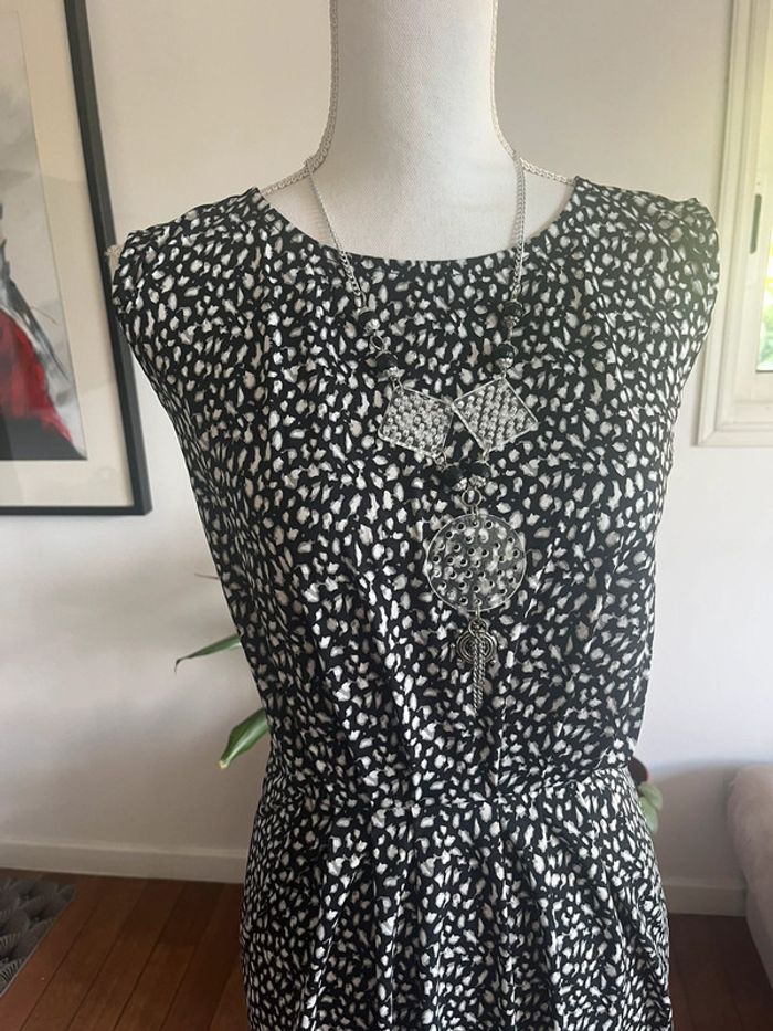 Robe chic fluide sans manches imprimée motifs - photo numéro 2