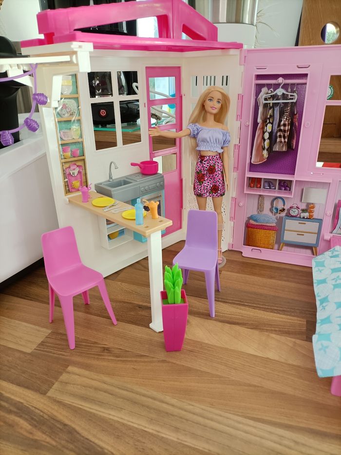 Jolie maison barbie 🏡 + 1 barbie + nombreux meubles et accessoires+ scooter