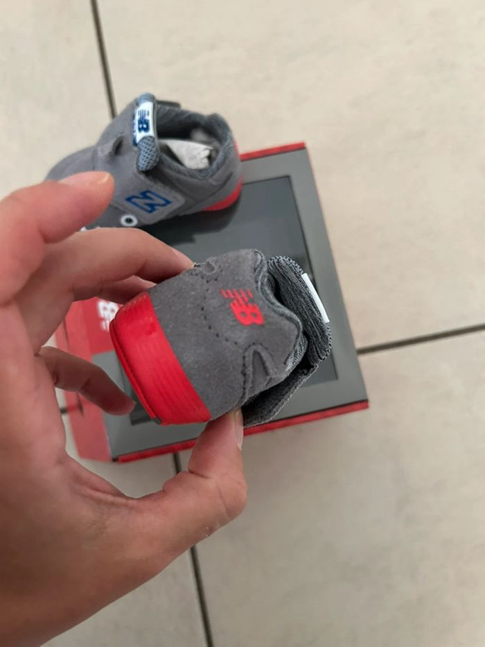 Basket new balance taille 17 thème requin - photo numéro 4