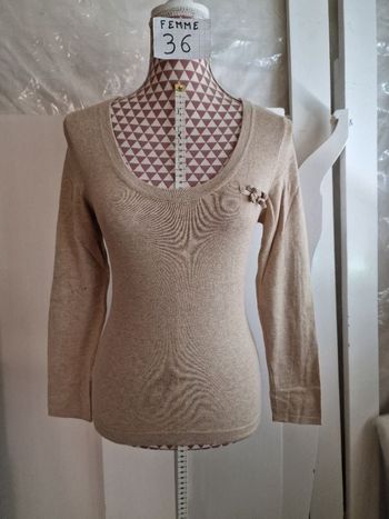 Pull,fin,beige, déco coude et poitrine ,longueur 59cm,en très très bon état, marque Promod =4€