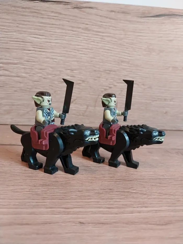 Figurines type lego 2 guerriers orcs sur wargs seigneur des anneaux - photo numéro 2