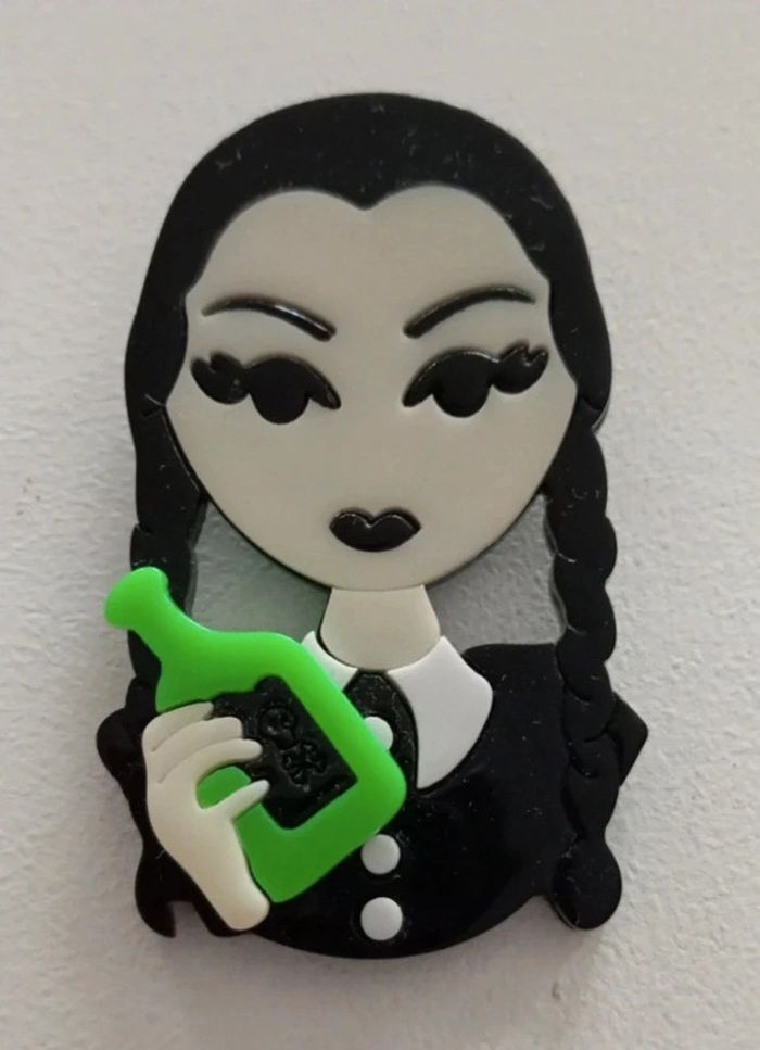 Broche acrylique mercredi
